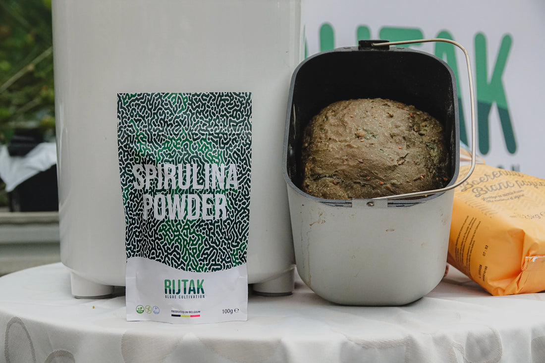 Spirulina-verrijkt bruin brood met pompoenpitten en hazelnoten